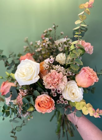 bouquet de fleurs teintes pastels de saison