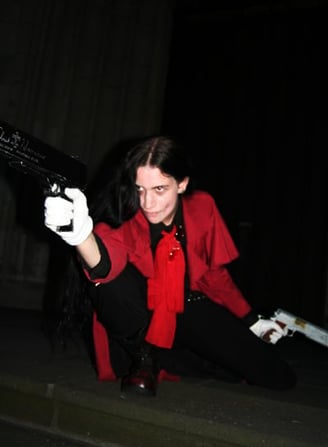 Cosplay: Alucard mit rotem Mantel und Waffe Jackal aus Hellsing TV-series | Vladdi Cosplay