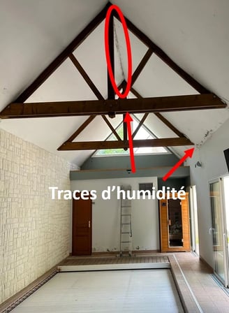 piscine avec des problèmes d'humidité