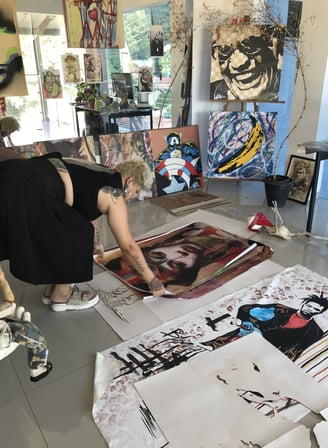 Vista do ateliê de Amanda Amorim com várias obras que celebram a herança indígena.