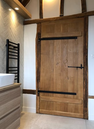 création salle de bain, rénovation porte bois, carrelage grand format, faïence bâtons rompus
