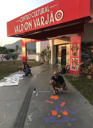 Sérgio Astral fazendo uma intervenção na entrada do Centro Cultura em Barra do Garças