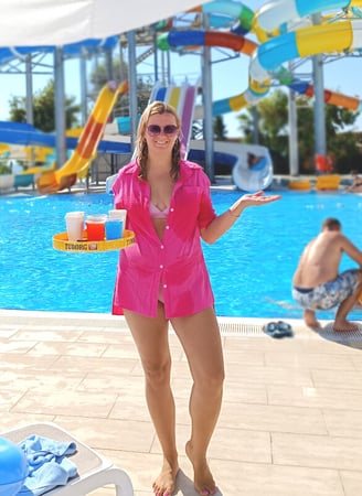 Turkijos viežbutyje prie baseino su kokteiliais