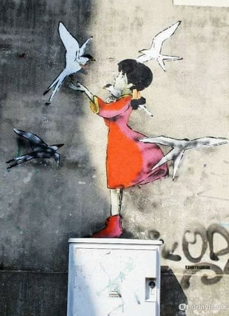 Pintura de rua representando um retrato emocional em preto e branco