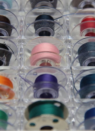 Cannettes de fil pour machine à coudre - La Nuance du Couac - Tailleuse couturière
