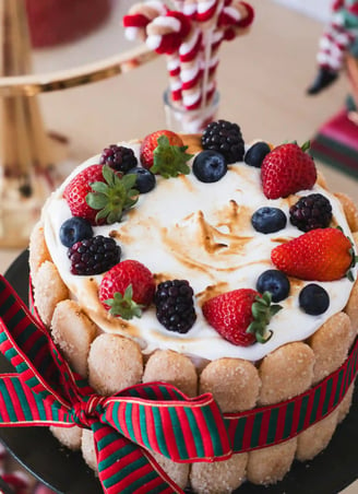 Deliciosa sobremesa natalina decorada com frutas vermelhas e chantilly, ideal para festas de fim de 