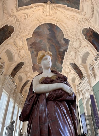statue et interieur du petit palais a paris