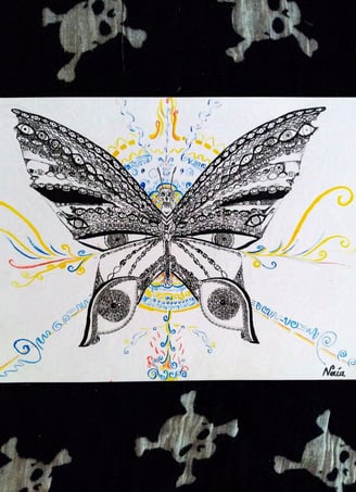 dessin au feutre fin très détaillé d'un papillon avec une tête de mort et des milliers d'yeux sur les ailes