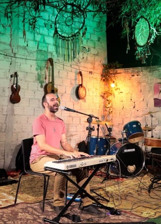 Lenin Correa em uma performance de jazz e MPB