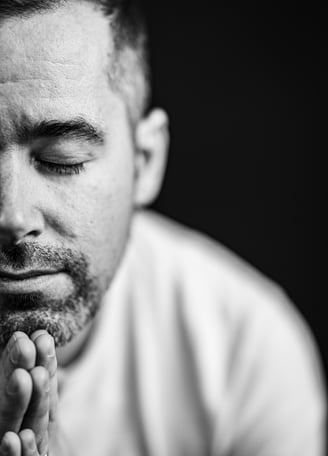 un homme avec une barbe fermant les yeux pendant une séance photo