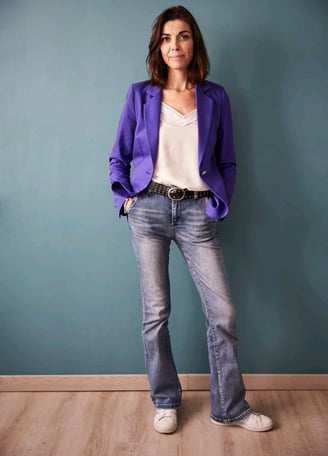 dieteticienne de plein pied, en veste mauve et en jeans