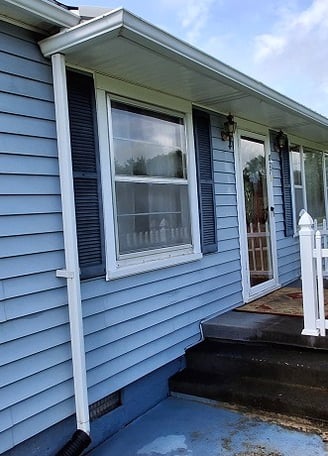 Vinyl house wash in Mooresburg, Tn 37811 by Bobs Pressure Washing services 36