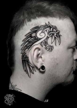 Tatouage crane corbeau nordique viking. Skull tattoo crow
