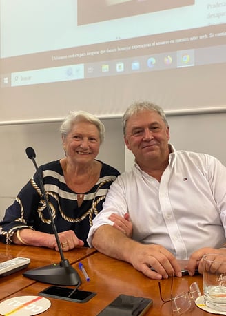 Enrique Llorián González con su madre Mercedes González, en la presentación de la novela.