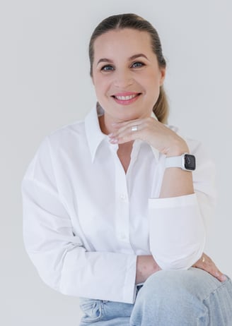 Sittende grafisk designer Rasa June er klar for rådgivning – design.
