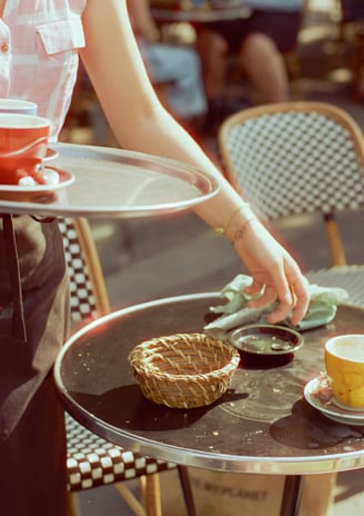 La serveuse de la place Martin Nadaud - Paris 20e