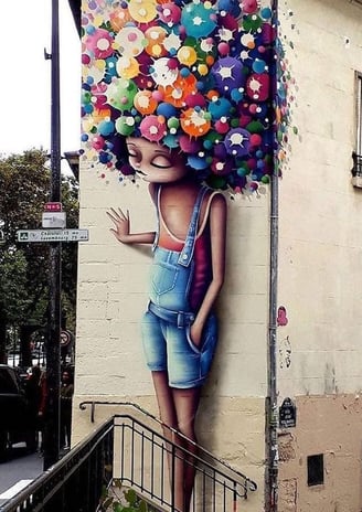 Grafite de um rosto feminino, destacando a diversidade e beleza das pessoas urbanas