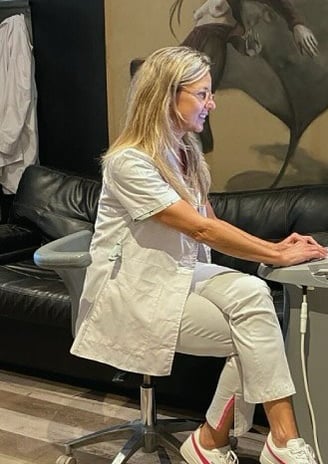 Dra Sors utilizando escaner dental en el consultorio de estetica dental de puerto madero
