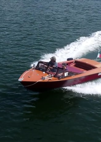 The James Bond–style speedboat Eskrok speeding along the Douro River