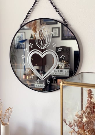 salon mur décoration miroir gravé coeur