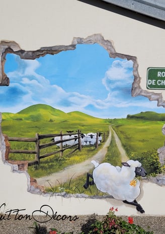 L’illusion d’une ouverture sur un paysage imaginaire qui ajoute une touche d'originalité à un abri bus désuet en bord de rout