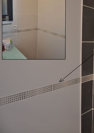 Imitation en peinture d'une frise en faïence sur mur de salle de bain