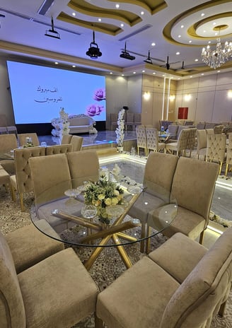 كراسي وطاولات وشاشة معلم ديكورات الدمام