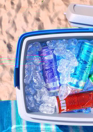 Cerveja Aurora em 3D, lata vermelha em cooler com gelo, ambiente de praia.