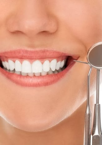 Sonrisa perfecta con dientes blancos, resultado de tratamientos en Puerto Madero y Palermo