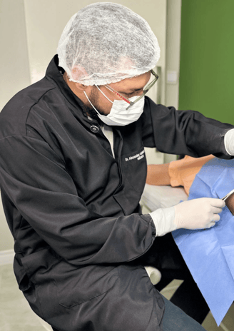 Dr. Alexander Gómez realizando um procedimento.