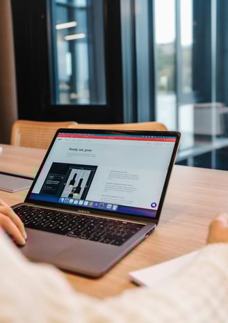 Ordinateur avec un site internet d'entreprise