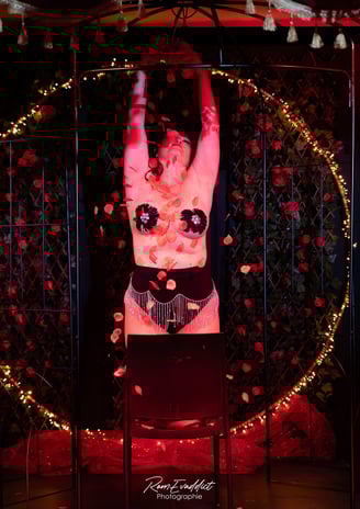 Cabaret, cols plumes, paillettes, talons strass, danseuse, showgirl, public, éventails, burlesque