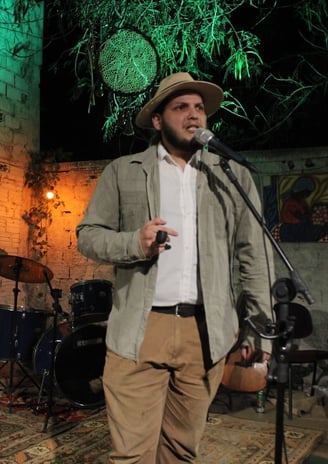 Matheus Henrique realizando um monólogo teatral como Coronel Fawcett no evento do Instituto