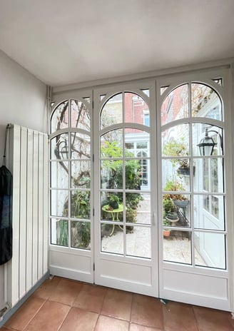 Porte fenêtre en bois blanc vue de l'intérieur