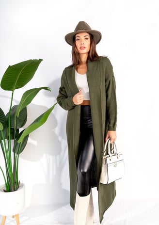Cardigan largo con leggins y botas