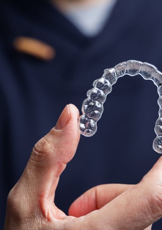 Teeth with clear ceramic braces, highlighting a discreet alternative to traditional braces.
