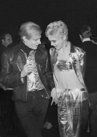 A colaboração entre Andy Warhol e Gianni Versace nos anos 90 foi um marco na convergência entre arte