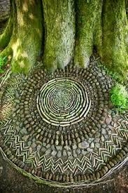 Mandala de pieres en forme de cercle au pied d'un arbre symbolisant l'atelier Pause sacrée