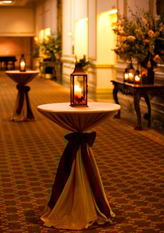 Mesa de coctel decorada con una vela, mantel decorativo, para eventos en el paso texas