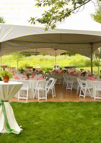 Carpas 20x40 con sillas, mesas redondas, y mesas de coctel