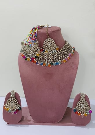 a necklace and earrings with maangtikka and pasa