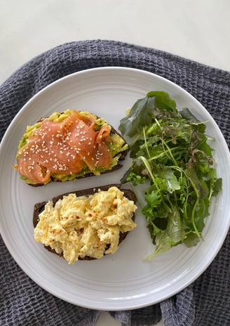 Toasts Gourmands au Saumon Fumé, Avocat et Œufs Brouillés avec Salade Verte -Nutritionniste Dakar