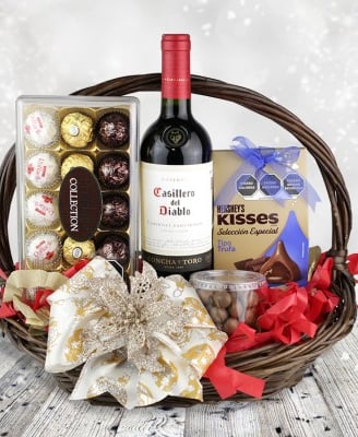 Una canasta con vino y chocolates