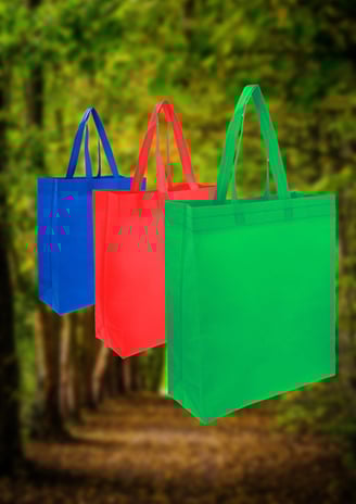 Bolsas ecológicas sobre un fondo ed arboles