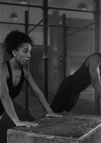Une feme et un homme en train de faire un cours de cross training pour illustrer la formule