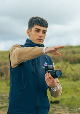 michele saiu fotografo intento a scattare delle foto in un ambiente naturale