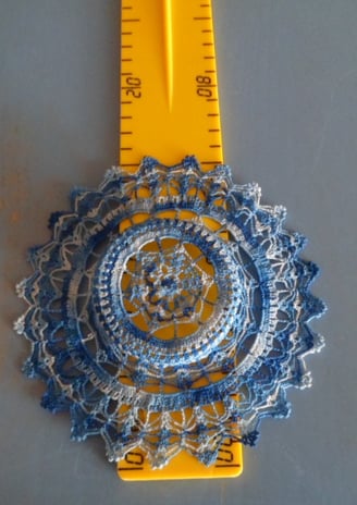 Chapeau décoratif fait au crochet dans un fil dentelle très fin de couleur bleu 