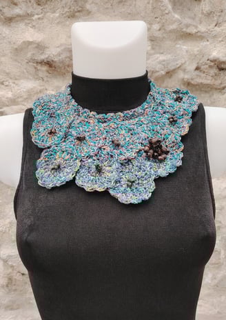 Grand collier fait au crochet bleu et gris clair fais de cercle au milieu des petites perles de bois