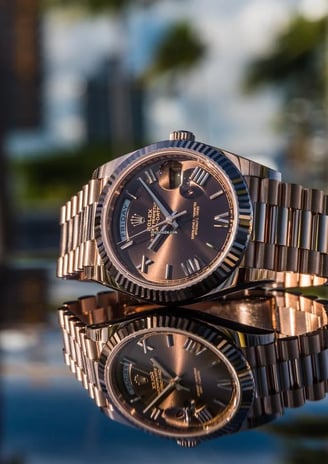 Eine Auswahl exklusiver Uhrenmarken, in diesem Fall Rolex. 