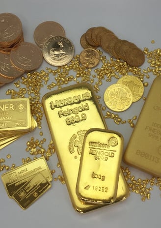 Ein Haufen Goldbarren und Münzen auf einem Tisch.